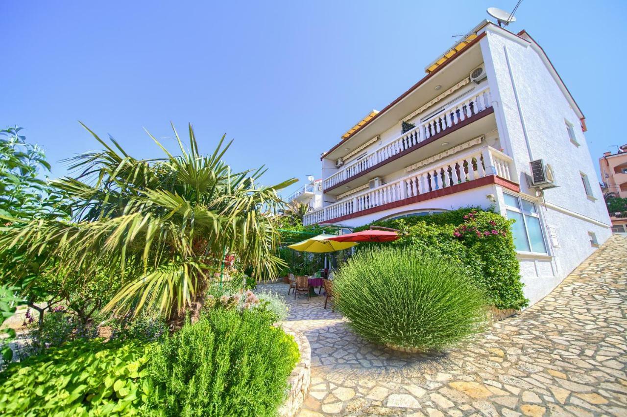 Family Apartments Vesna- 100 M Beach -Center ซริกเวนิซา ภายนอก รูปภาพ
